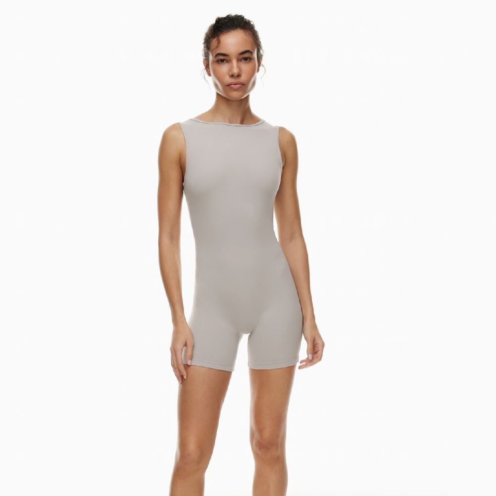 NWT Aritzia TNA golden pulse romper - black 🖤